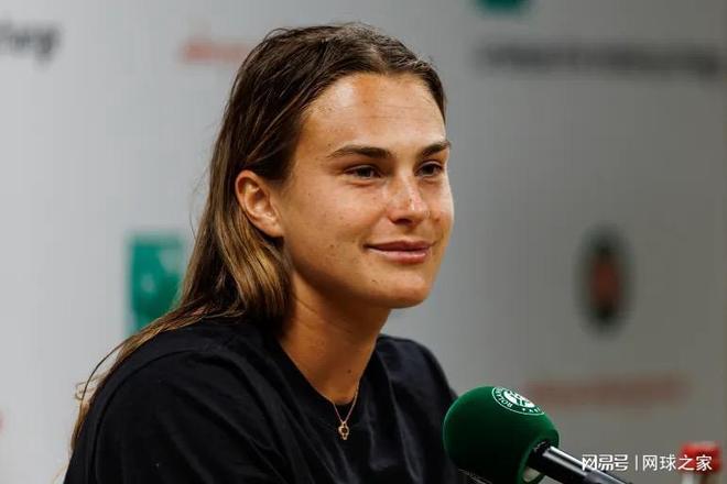 学生挥拍跑 学生挥拍跑